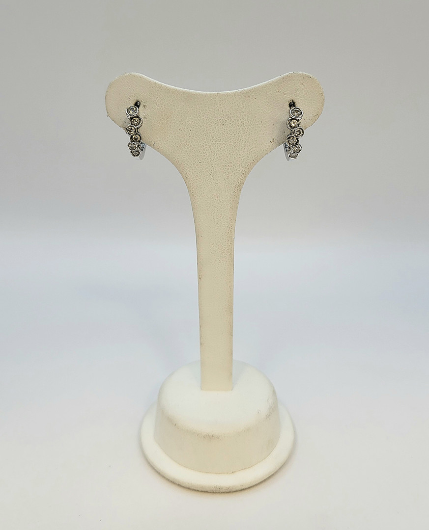 Un paio orecchini oro diamantini 