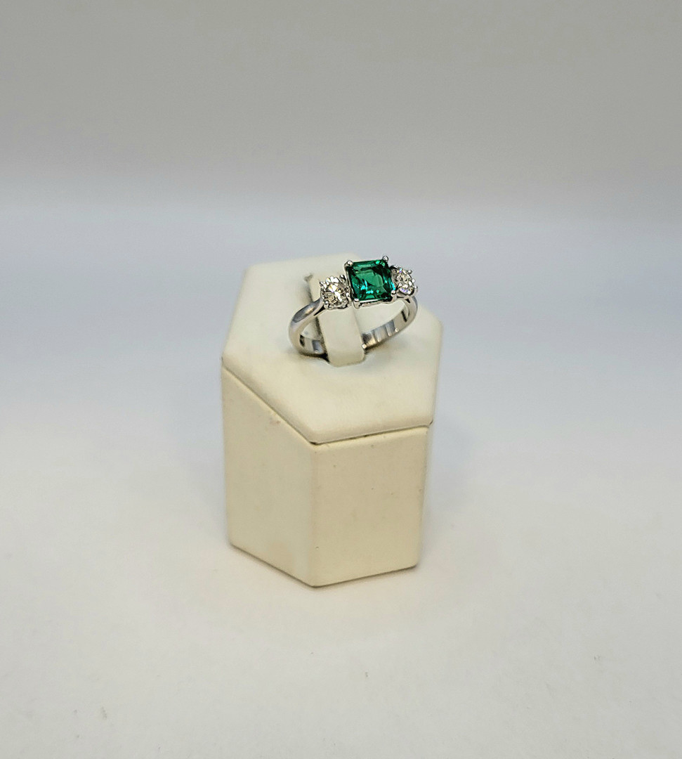 Anello oro con diamanti e pietra