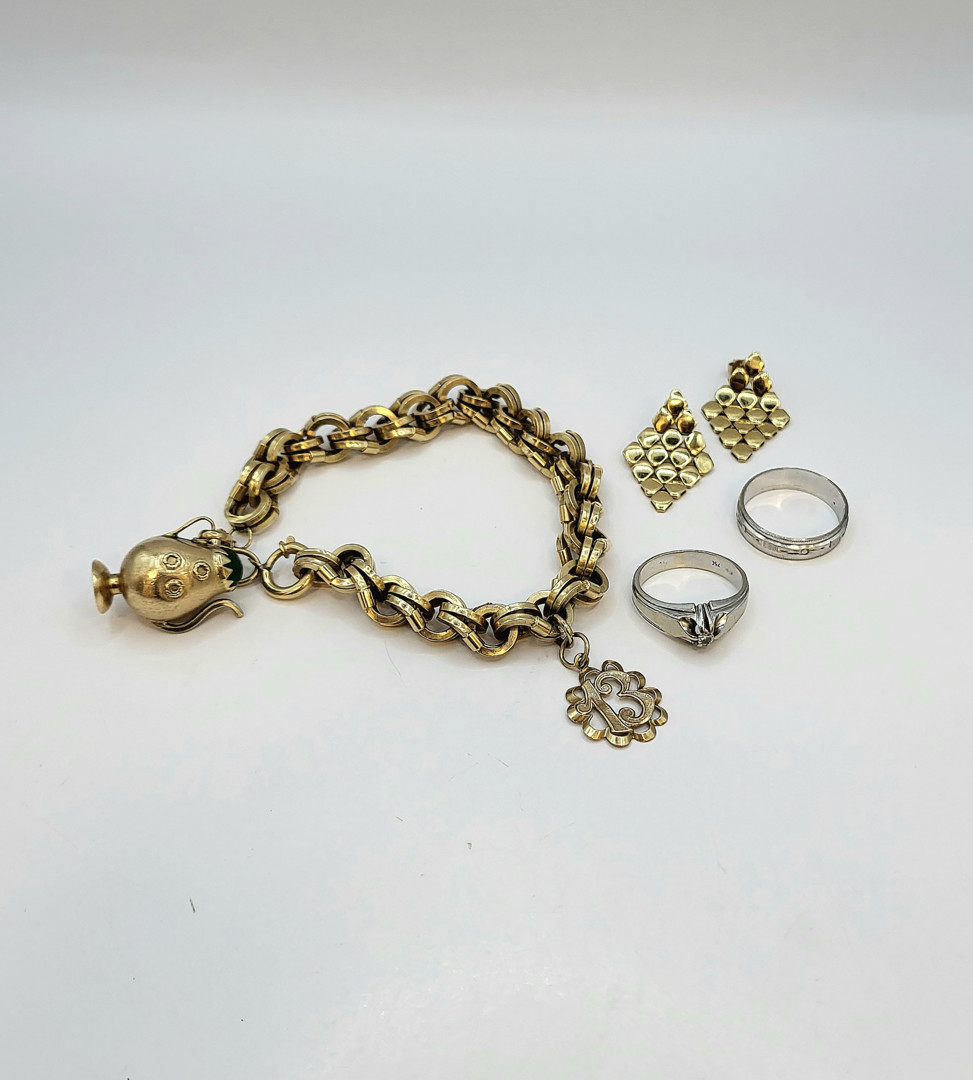 Vari oggetti oro pietre diamantino
