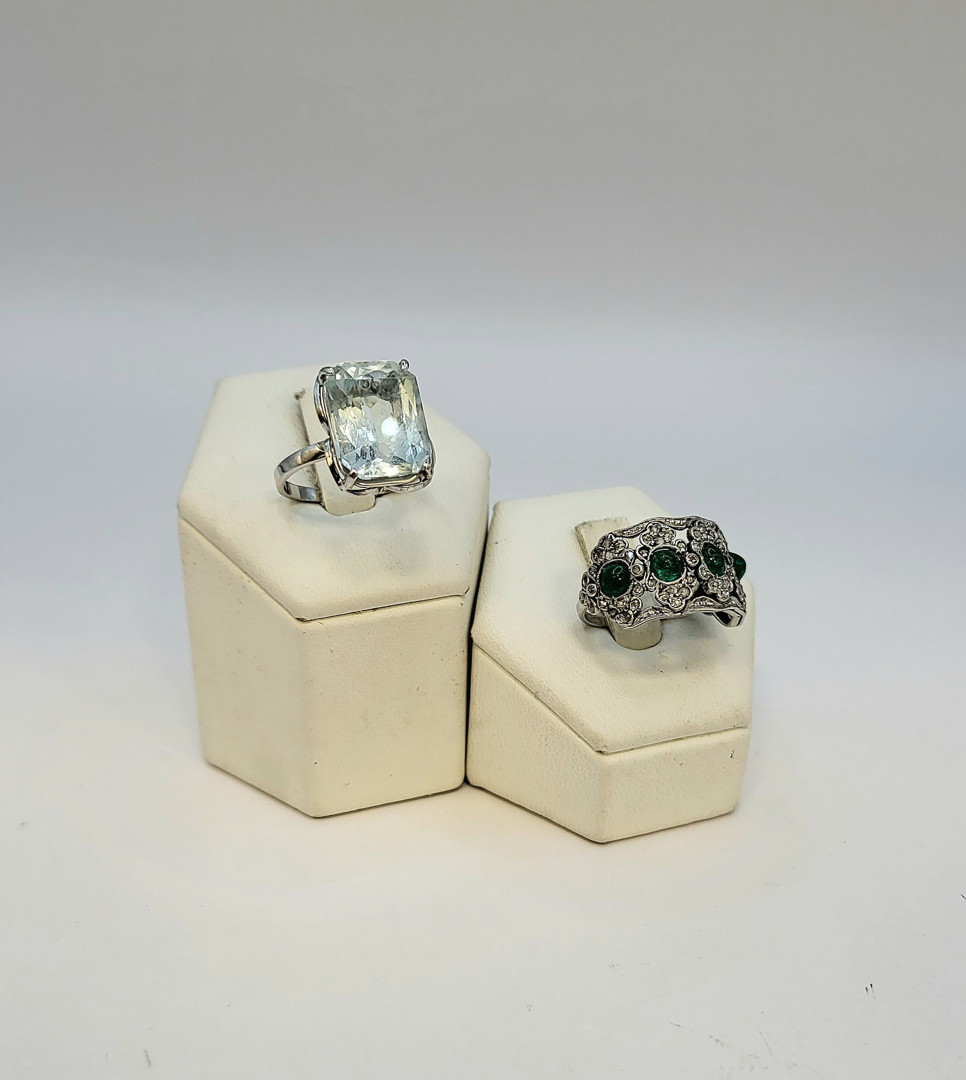 Due anelli oro platino pietre diamantini