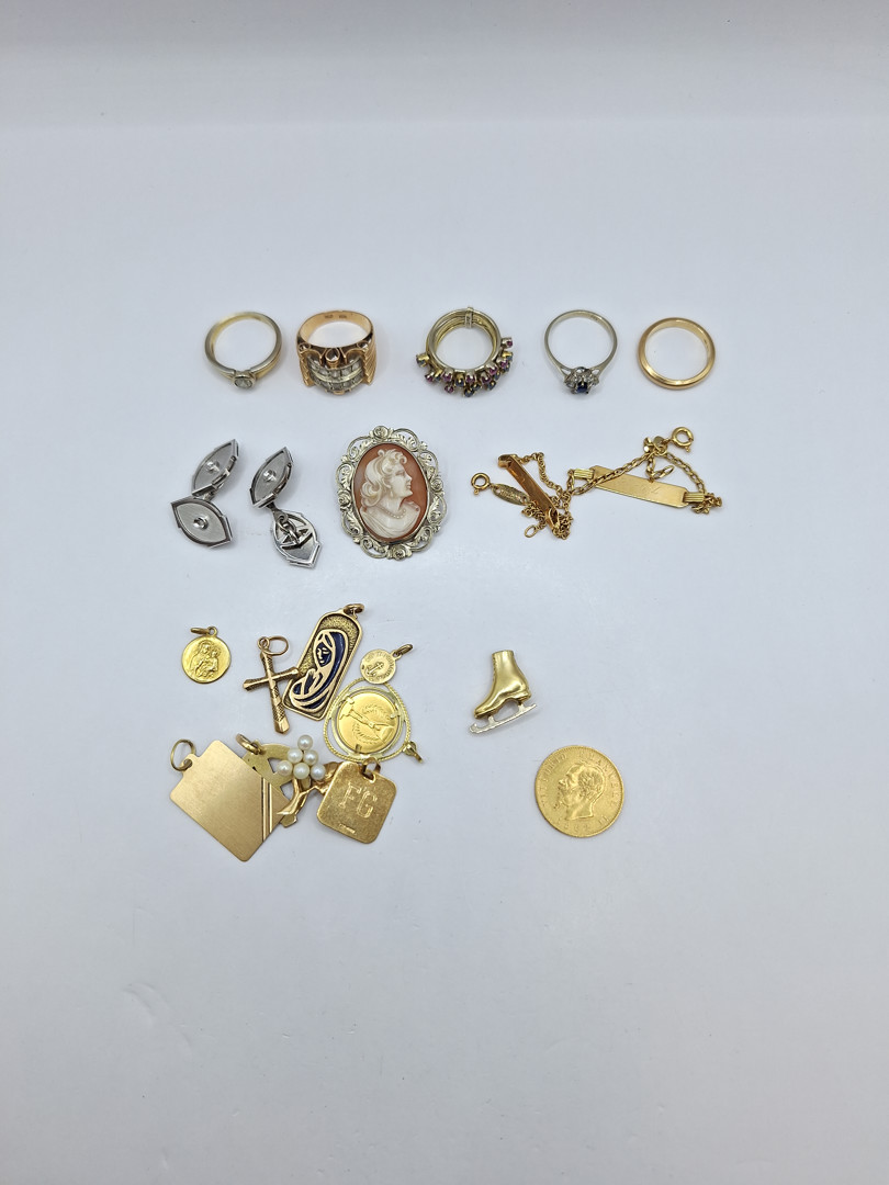 Vari oggetti in oro pietre diamantini