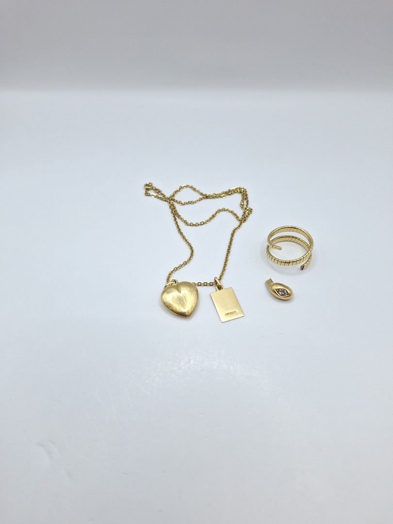 Vari oggetti in oro diamante