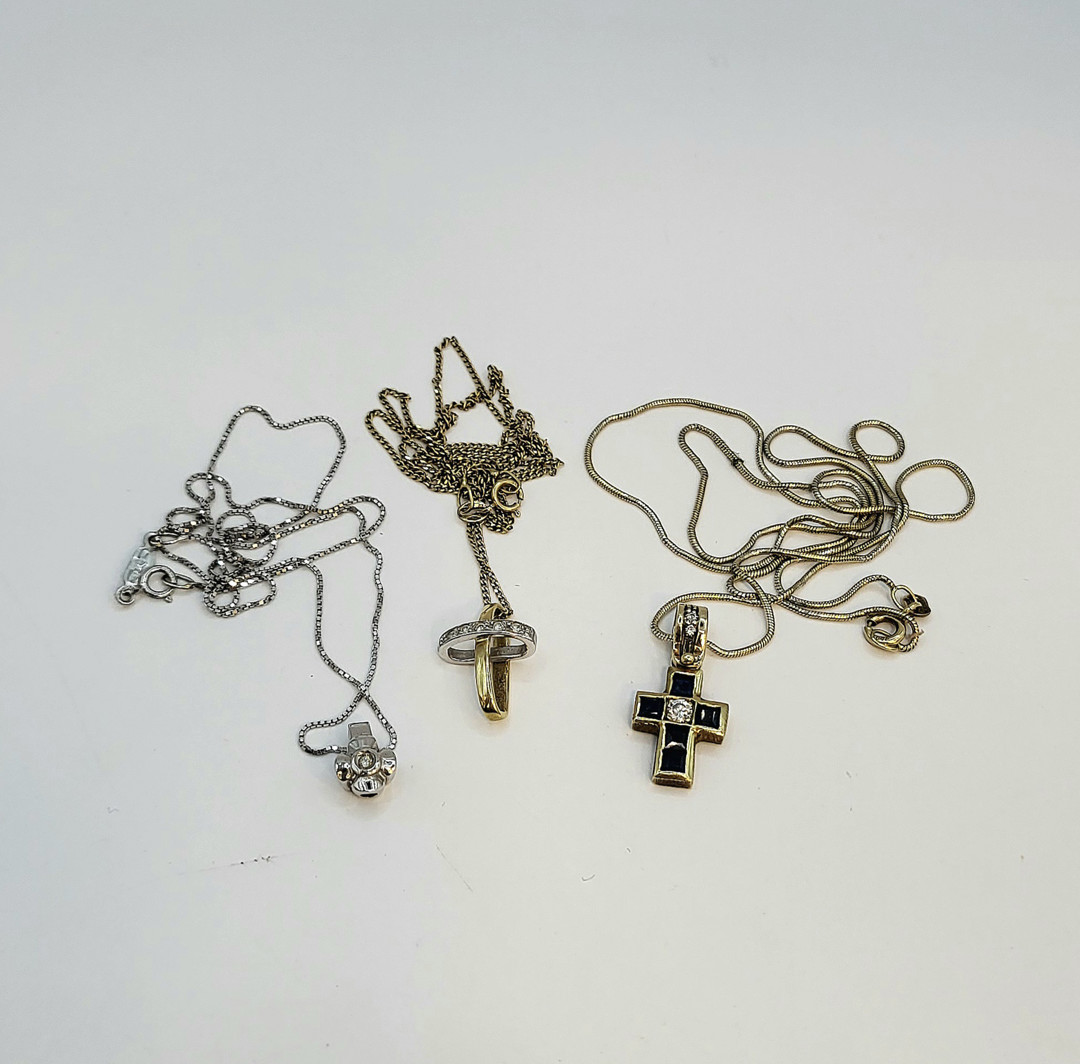 Vari oggetti oro diamanti pietre