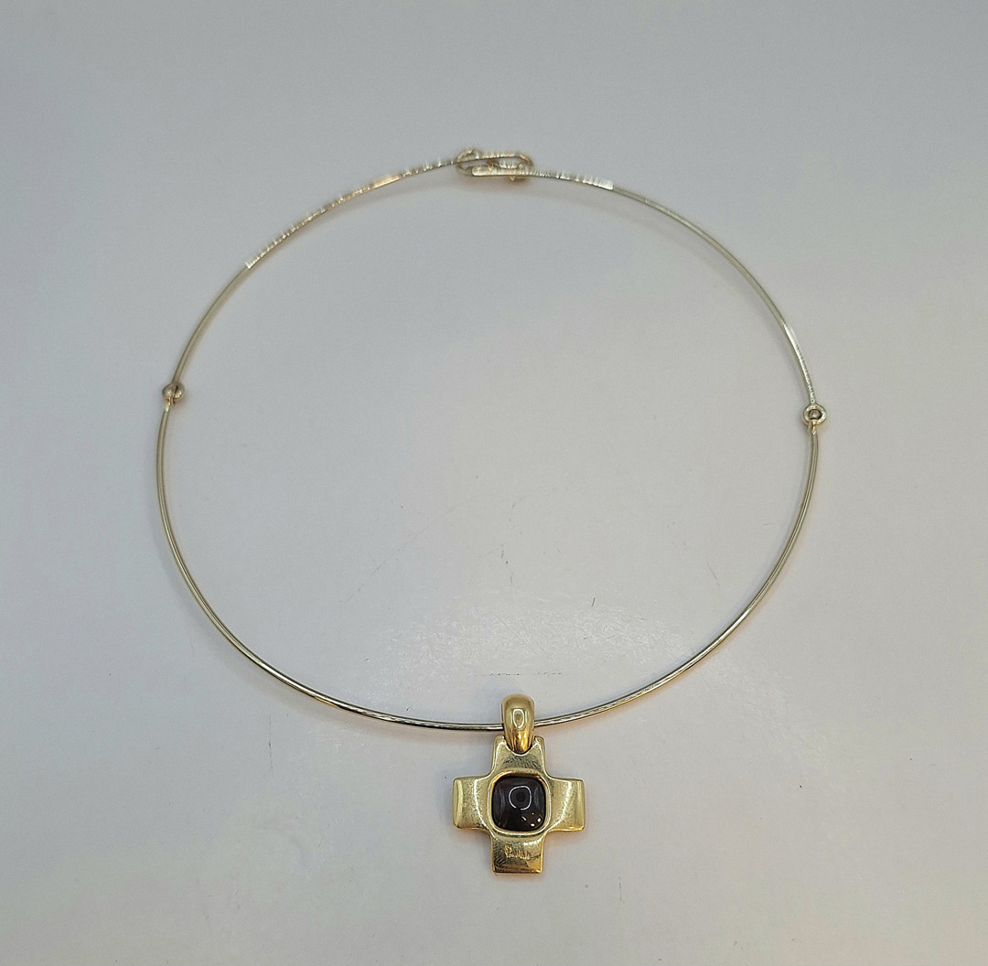 Collana con croce a firma Pomellato oro pietra