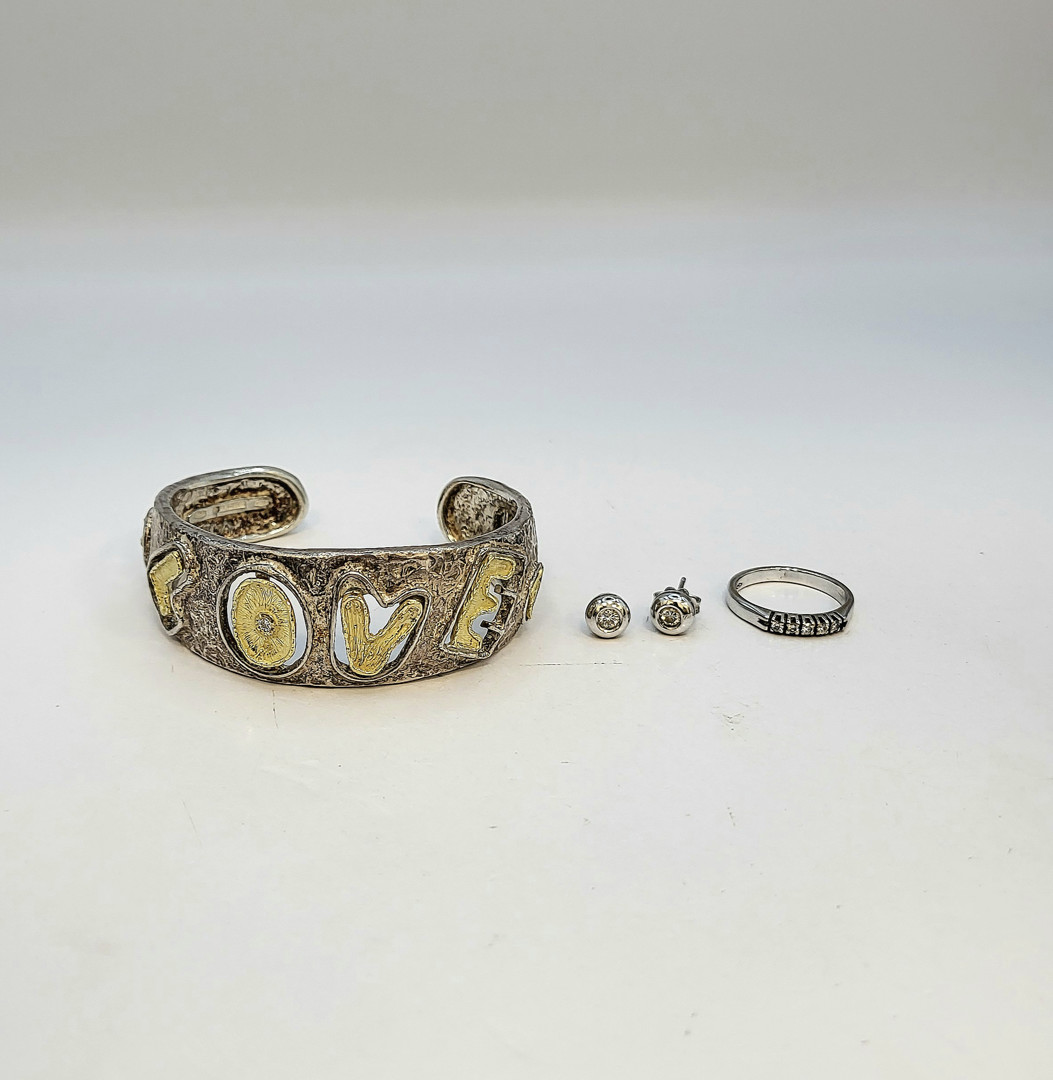 Vari oggetti oro argento diamanti