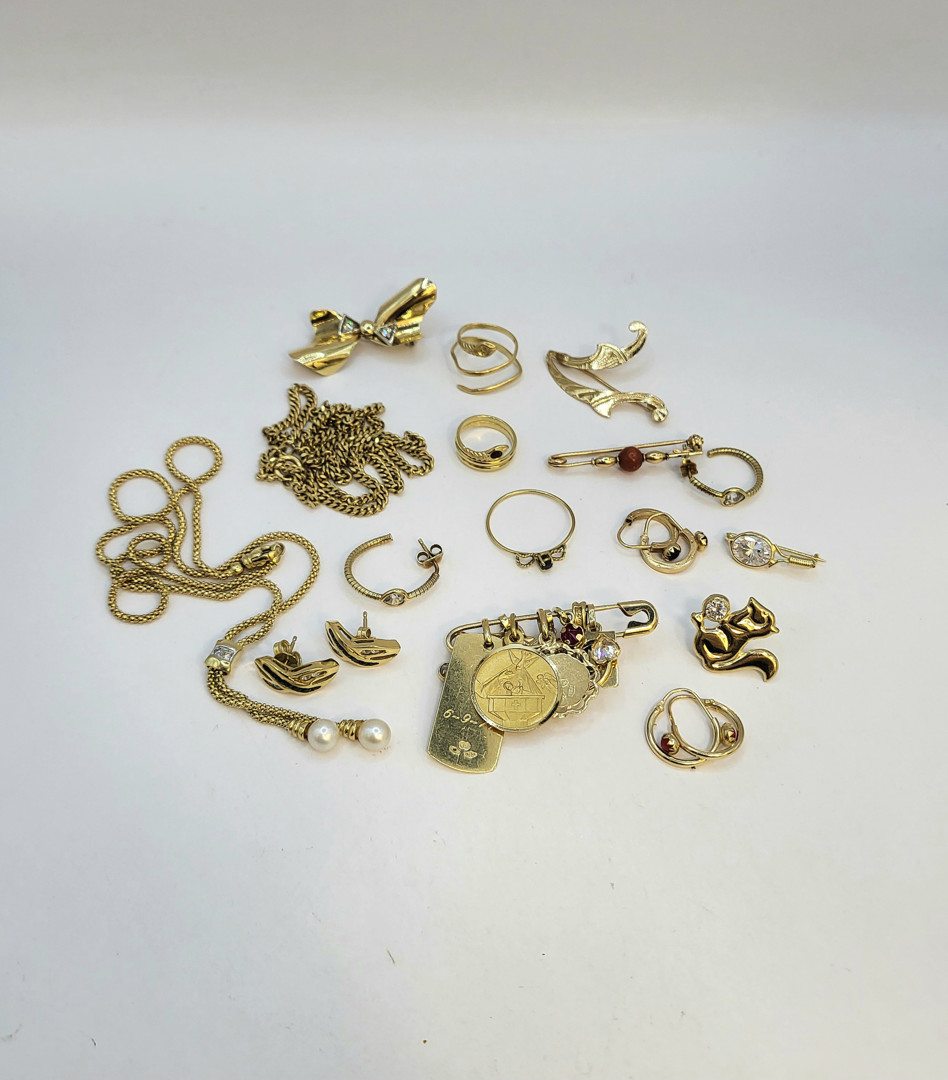 Vari oggetti oro pietre