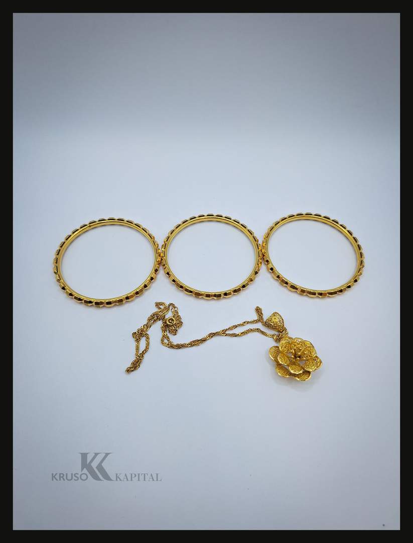 Collana ciondolo e tre bracciali oro