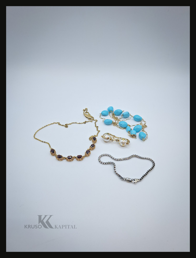Due collane bracciale e un paio di orecchini in oro pietre 