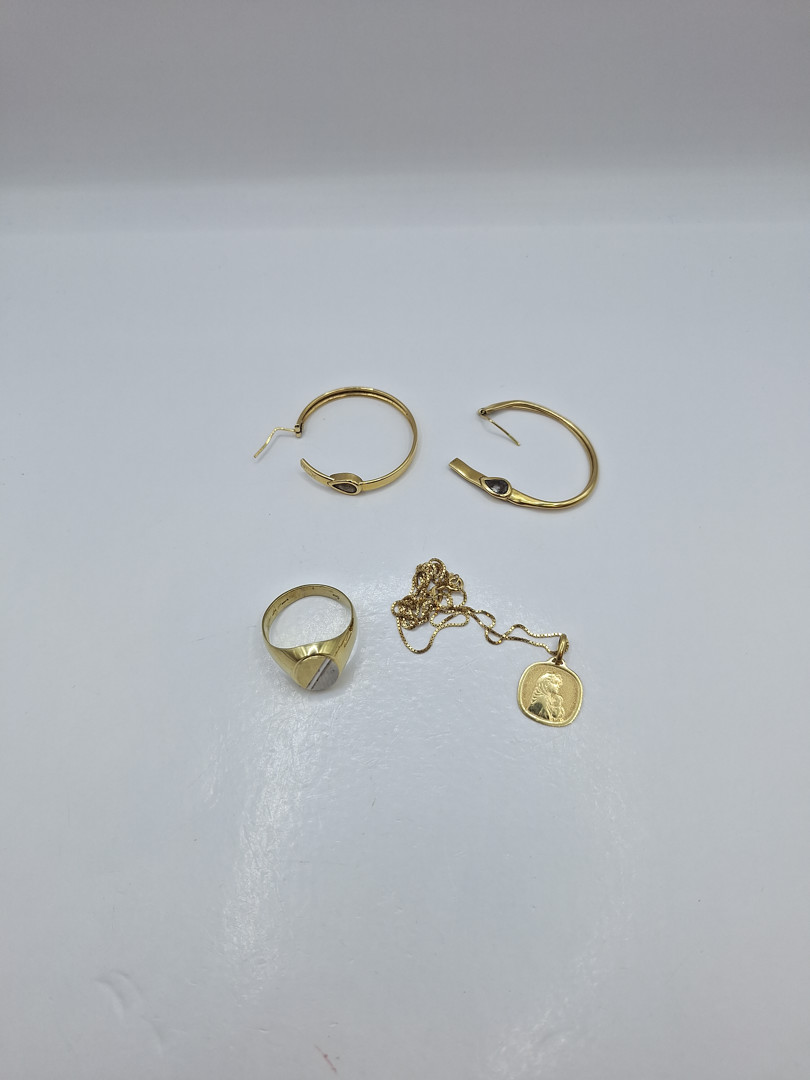 Vari oggetti in oro pietre
