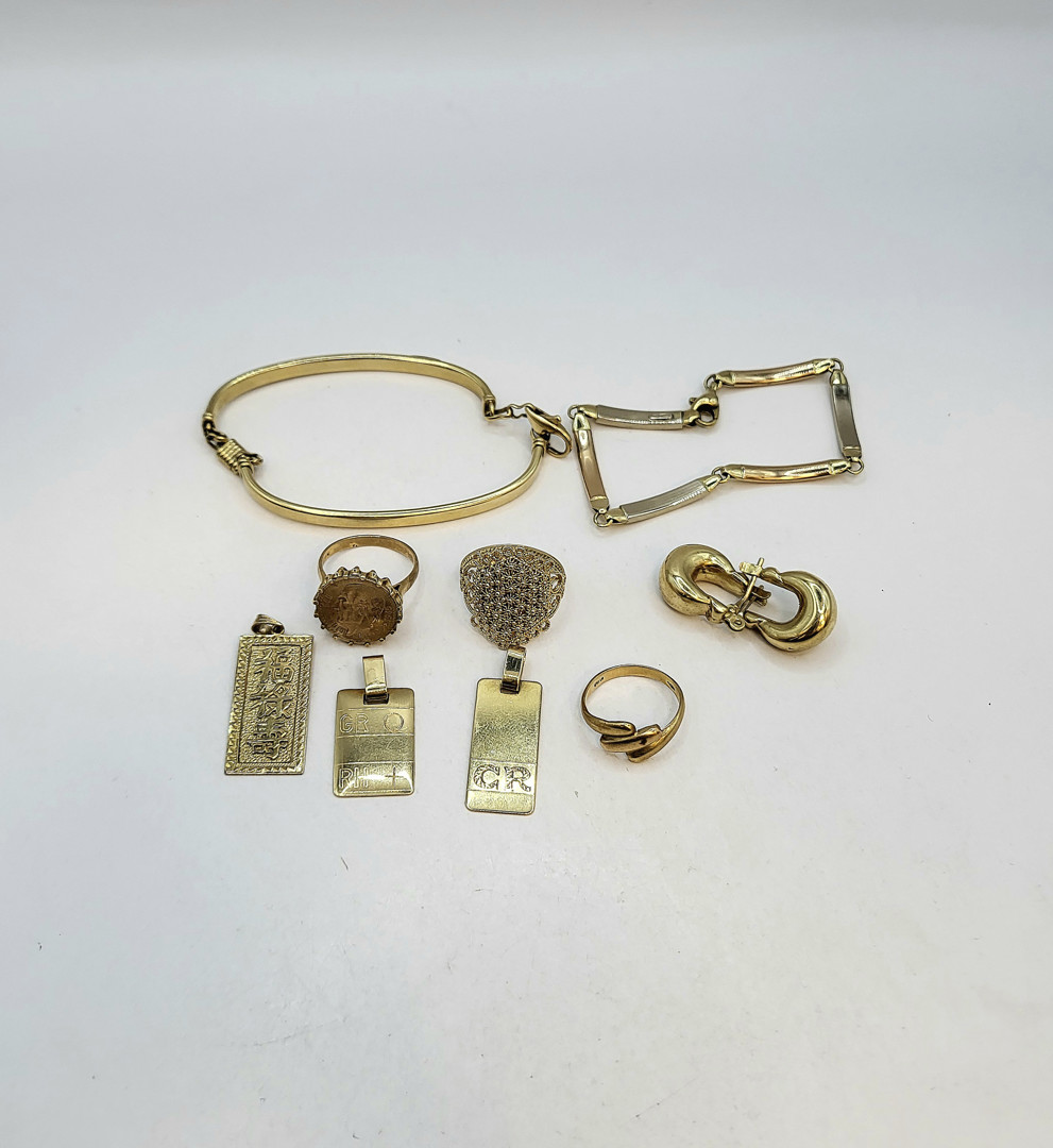 Vari oggetti in oro 
