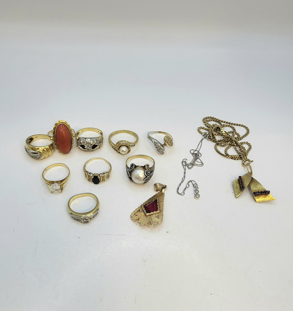 Vari oggetti oro argento pietre diamantini corallo 