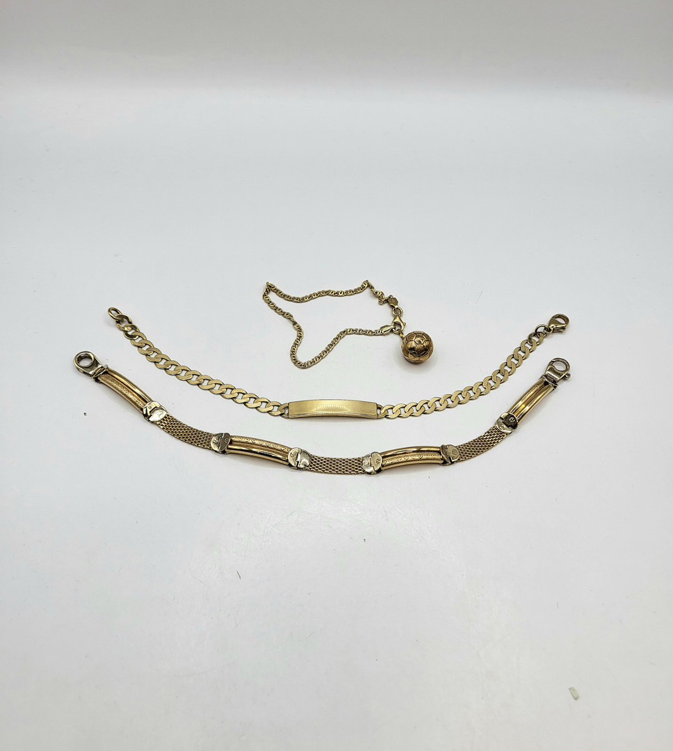 Tre bracciali e ciondolo oro