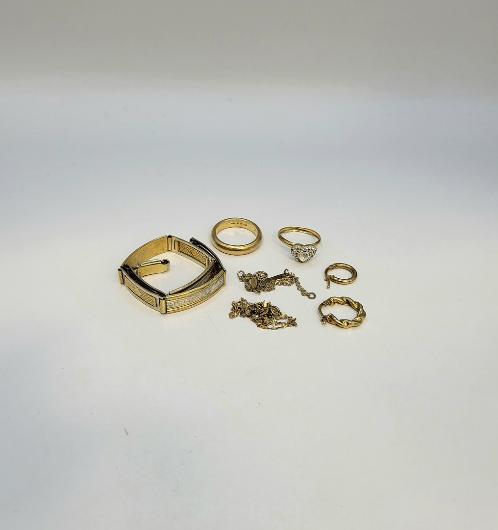 Vari oggetti oro pietre