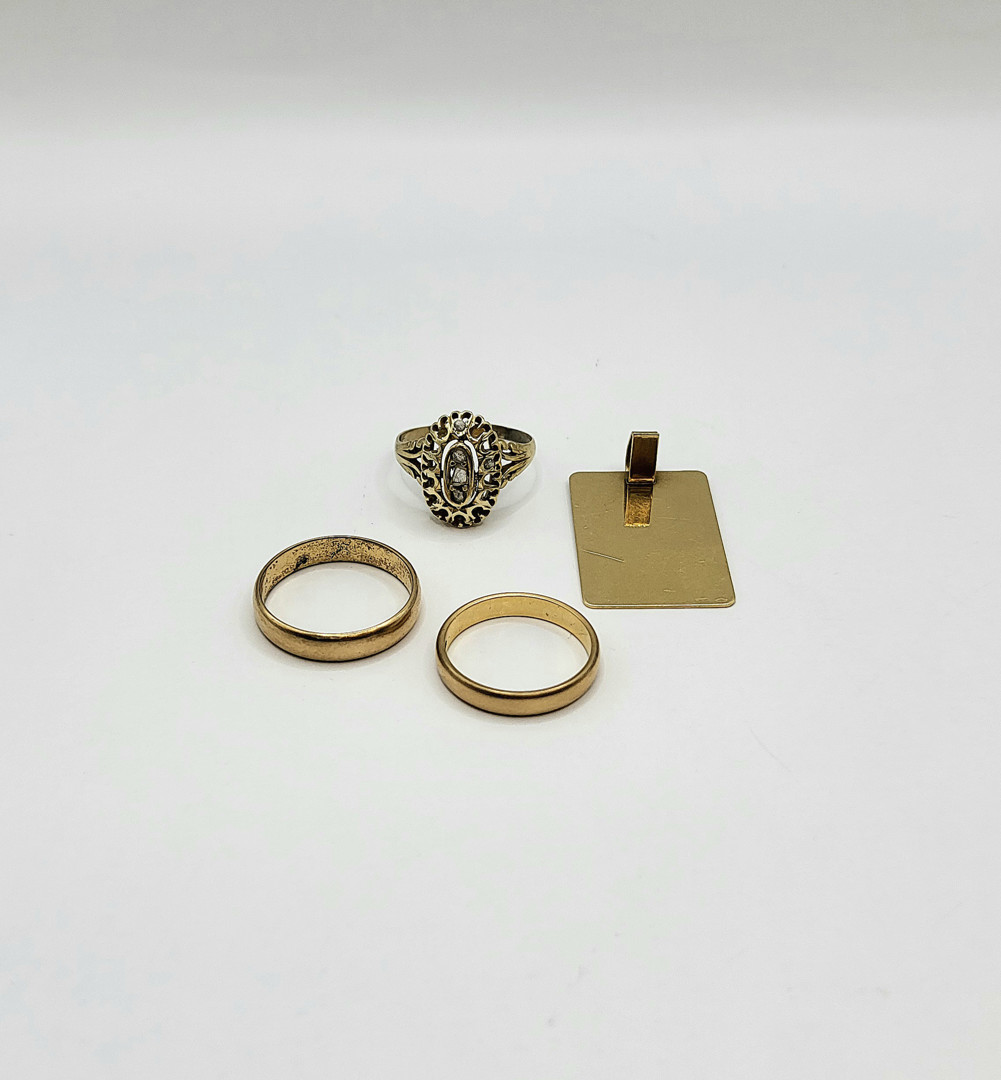 Vari oggetti oro pietre