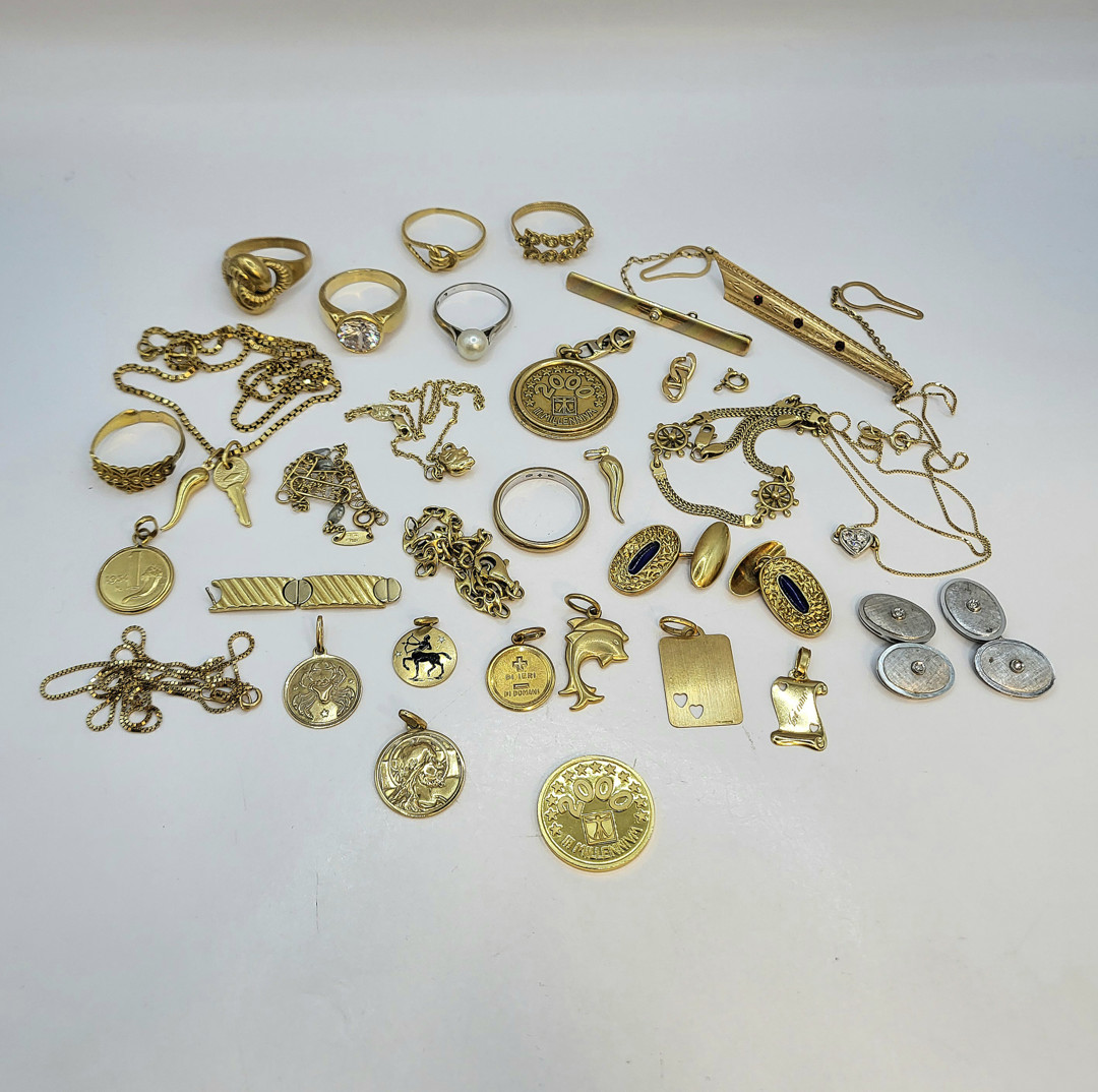 Vari oggetti oro diamanti pietre