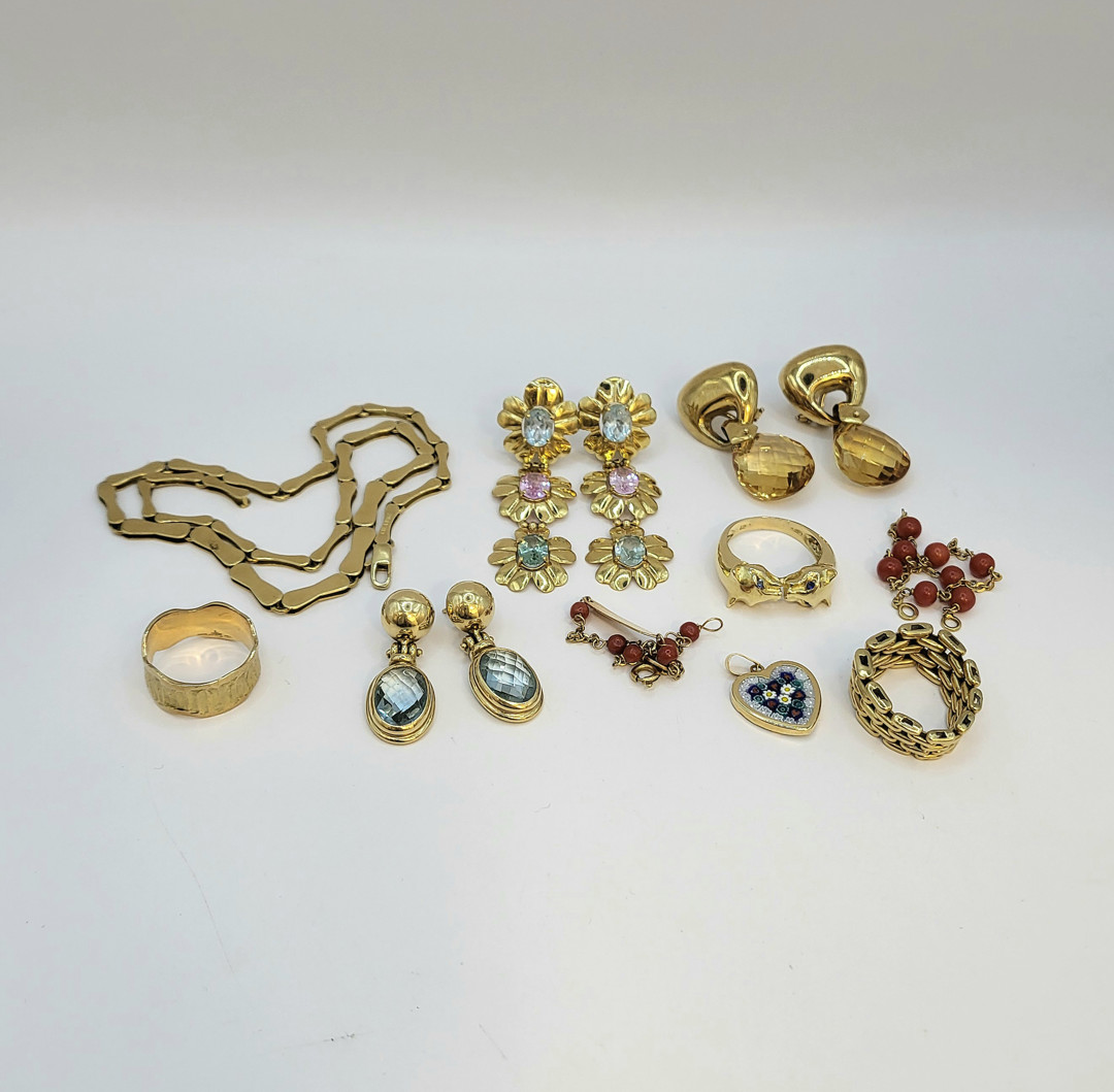 Vari oggetti oro pietre corallo