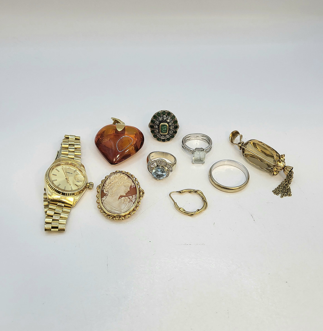 Vari oggetti oro argento pietre diamanti