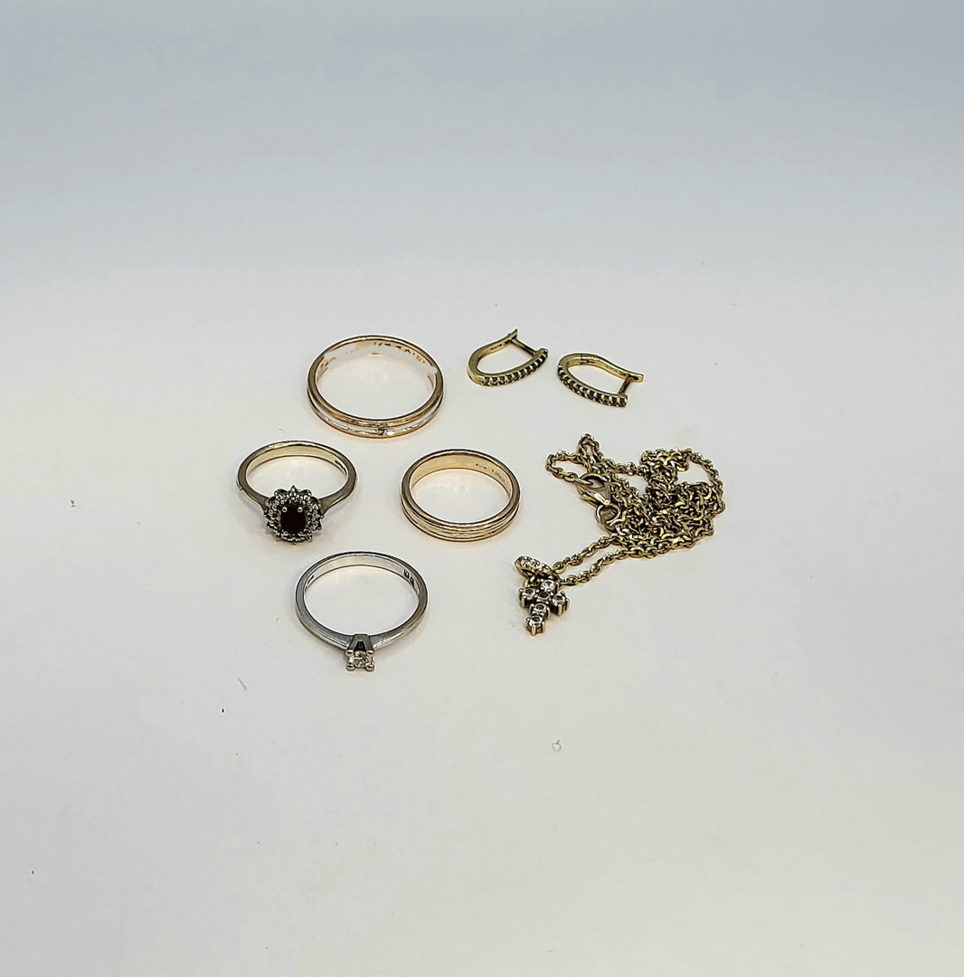 Oggetti in oro diamantini pietre