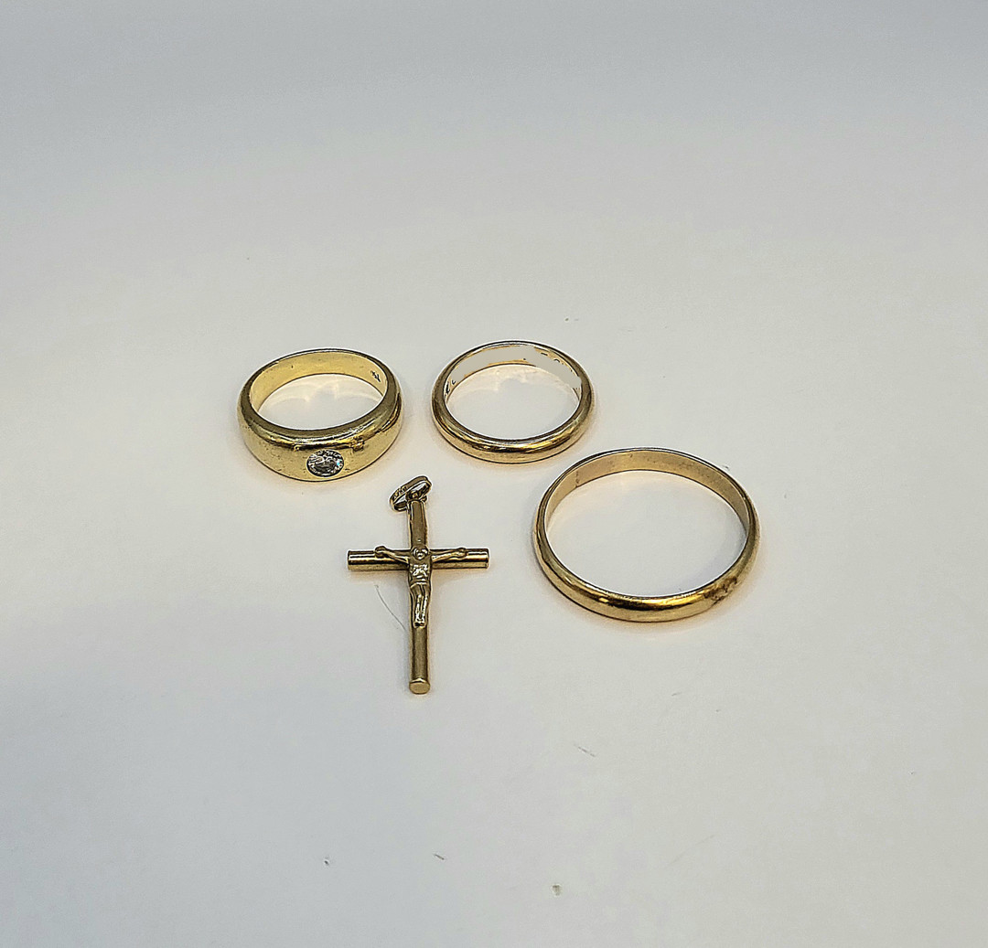 Tre anelli e croce oro diamante