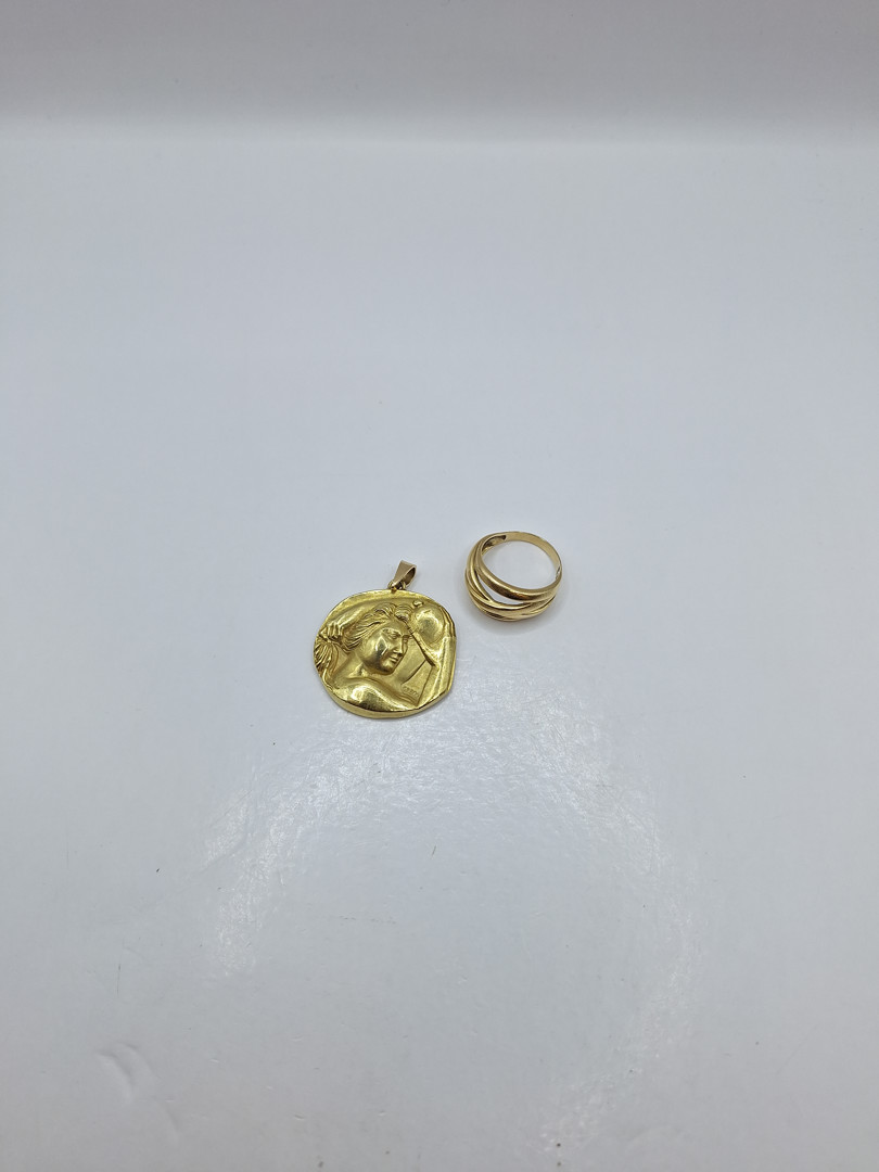 Ciondolo e anello in oro 
