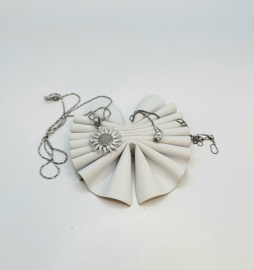 Due collane e due ciondoli oro diamantino