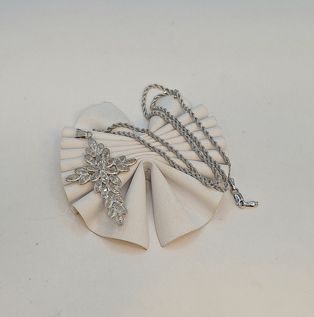 Collana e ciondolo oro pietre