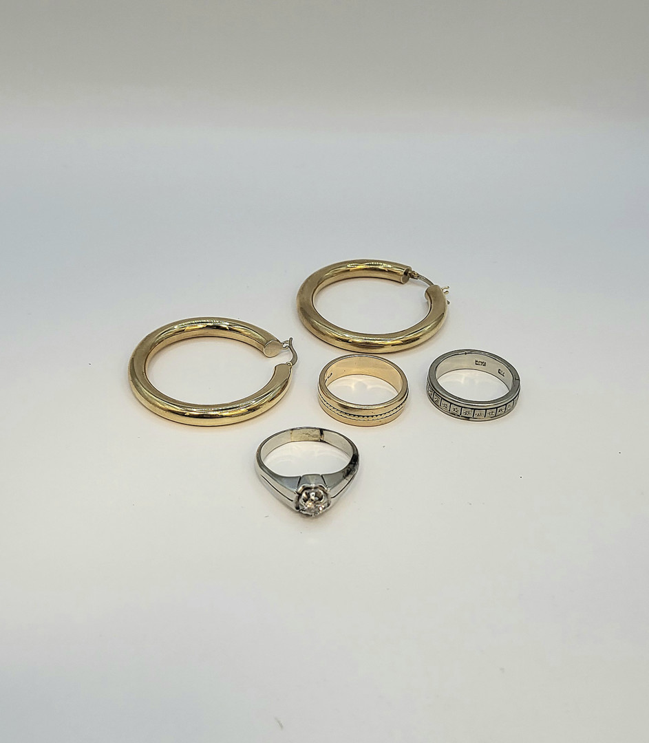 Vari oggetti oro diamantino