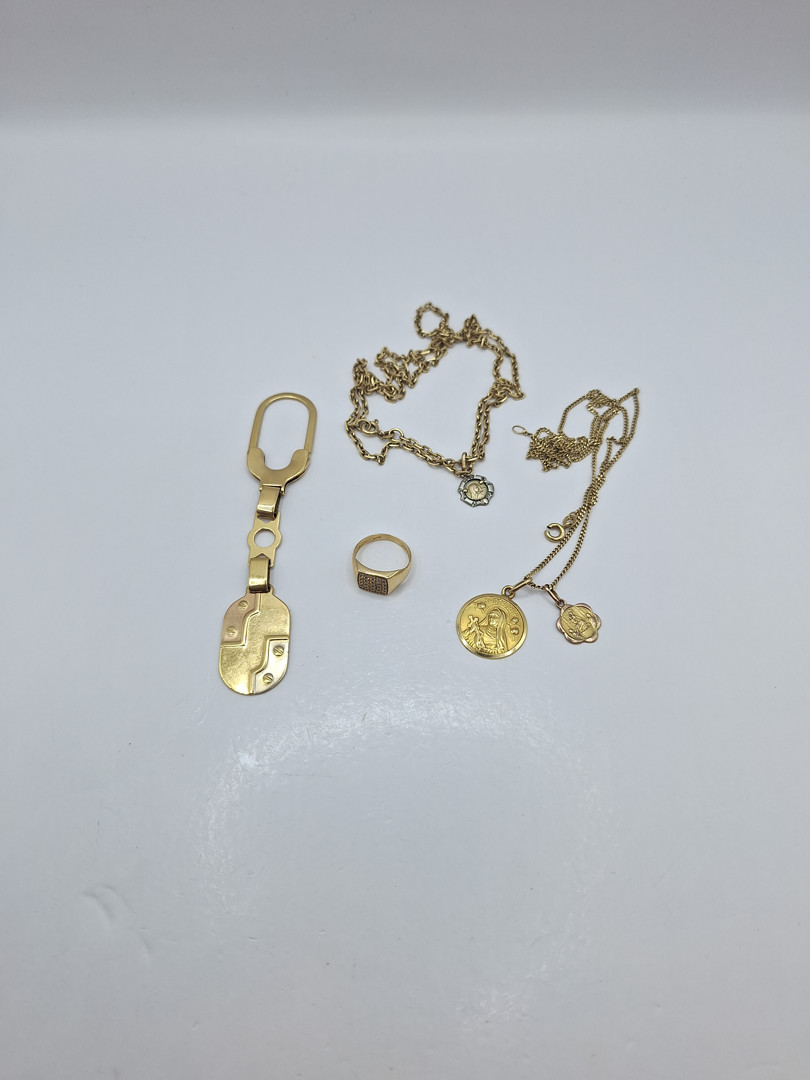 Vari oggetti in oro diamantini