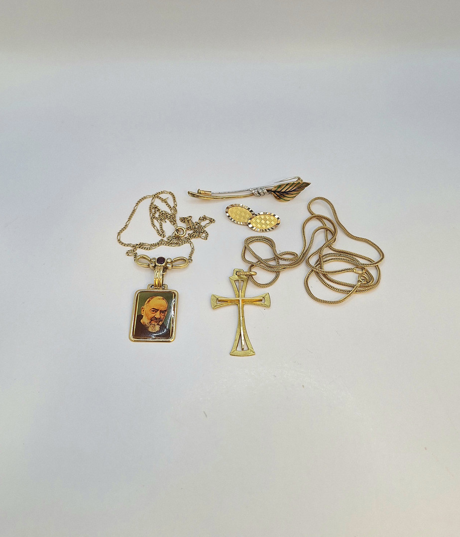 Vari oggetti in oro pietra diamantini