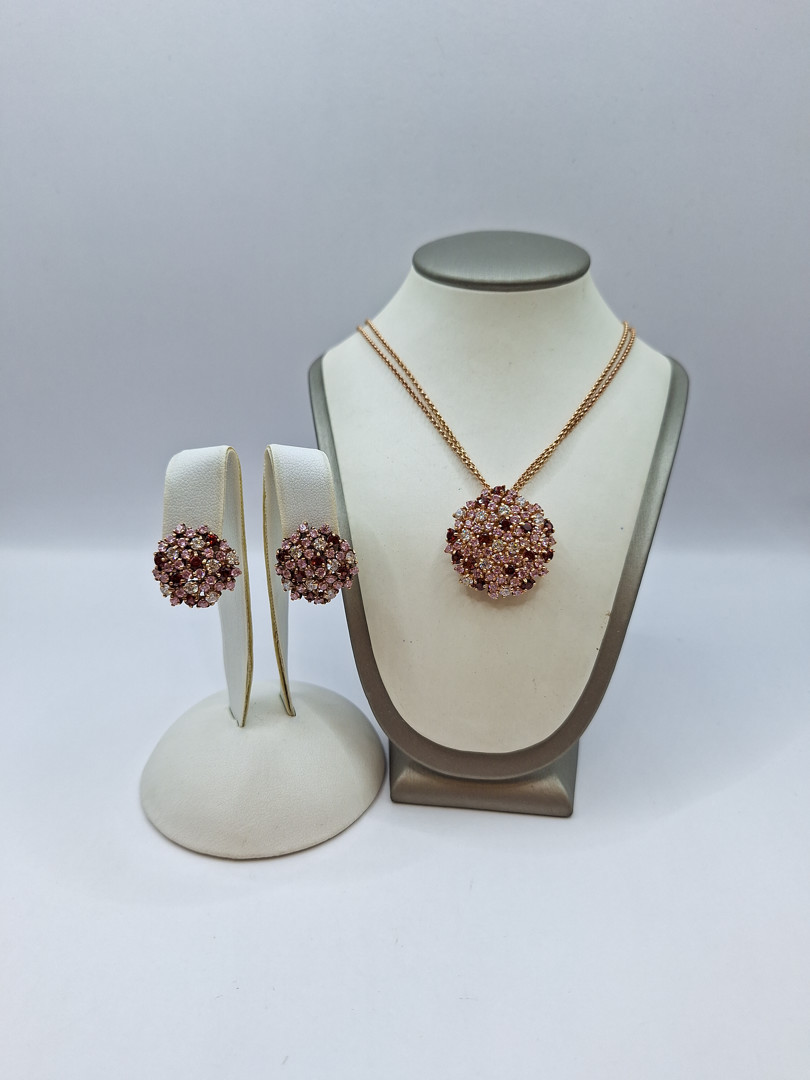 Collana ciondolo e un paio di orecchini oro pietre