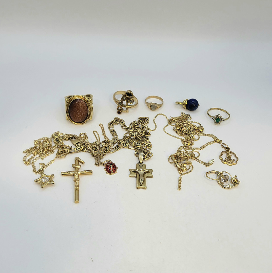 Vari oggetti oro smalto pietre 