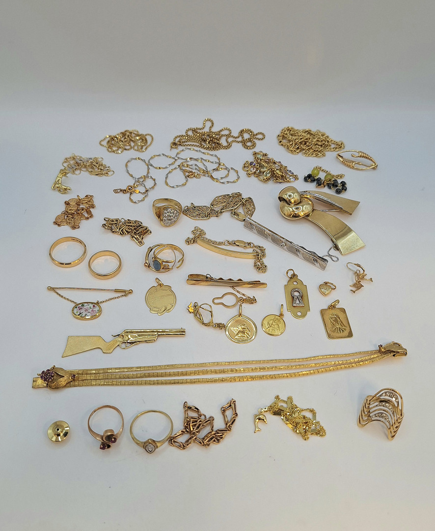 Vari oggetti oro pietre diamantini smalti 