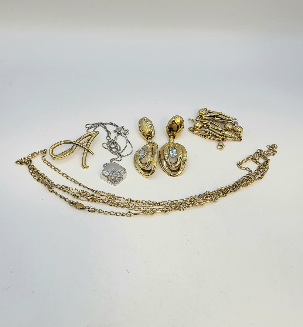 Vari oggetti oro pietre