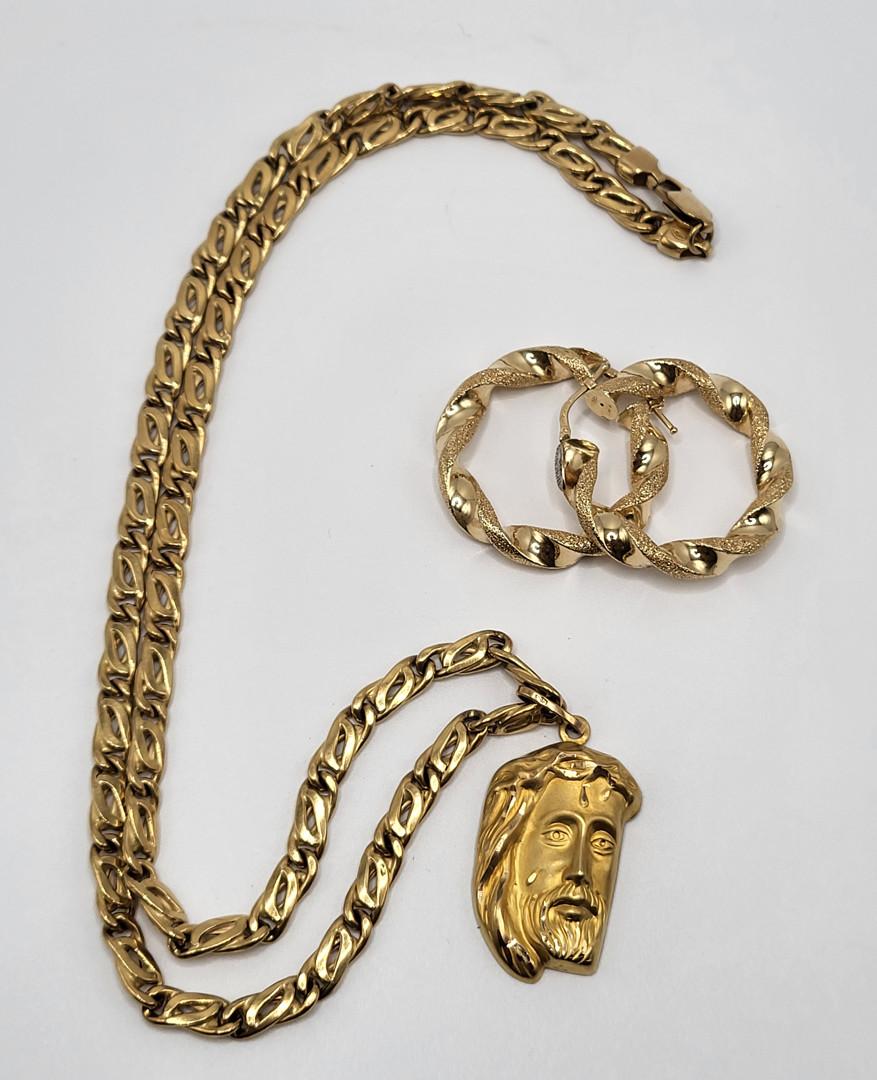 Collana ciondolo e un paio di orecchini oro