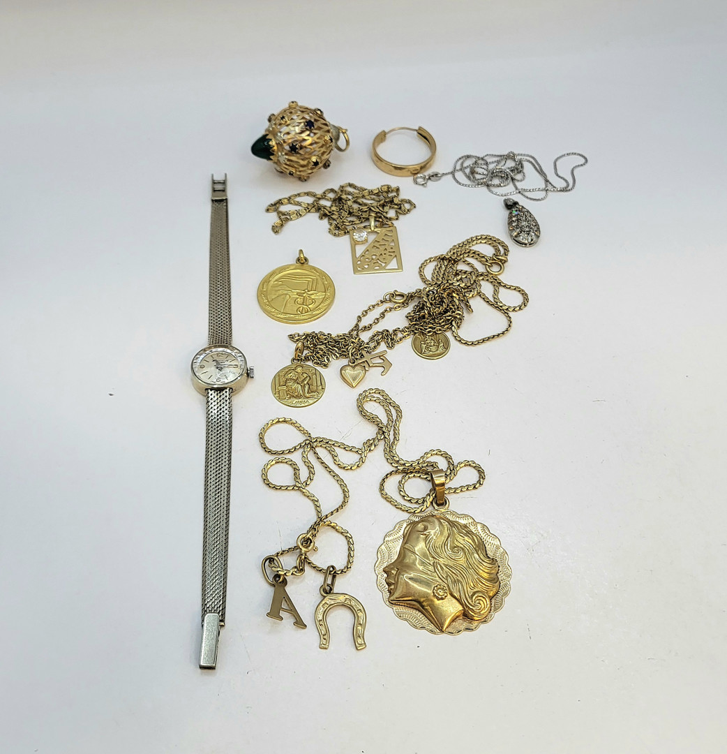 Vari oggetti oro diamanti pietre