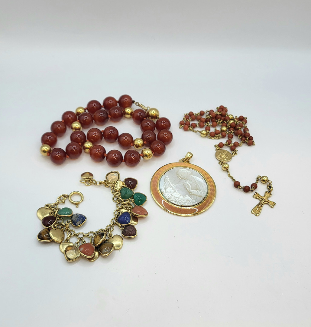 Vari oggetti in oro pietre corallo 