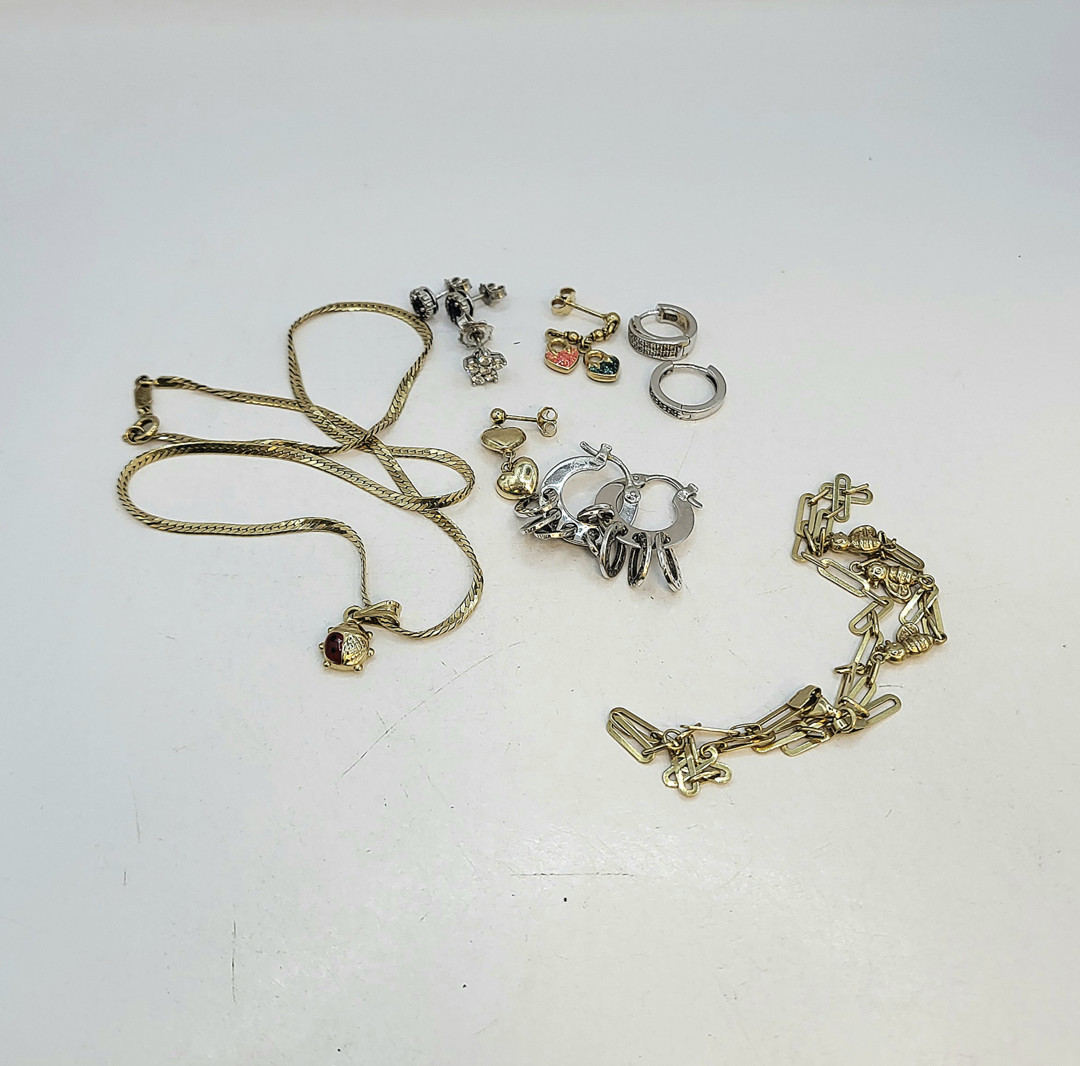 Vari oggetti in oro pietre diamantini 