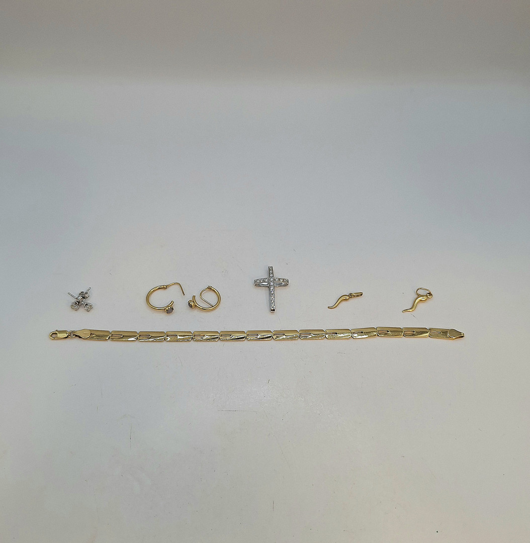 Vari oggetti oro pietre diamantini