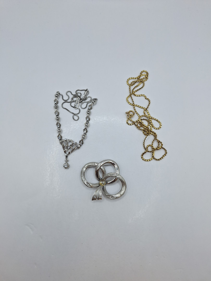 Due collane e spilla oro pietra 