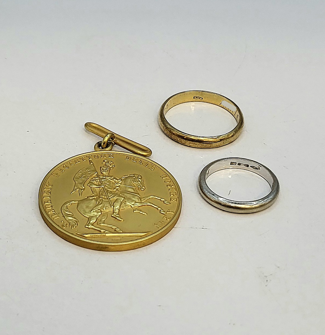 Due anelli e medaglia oro