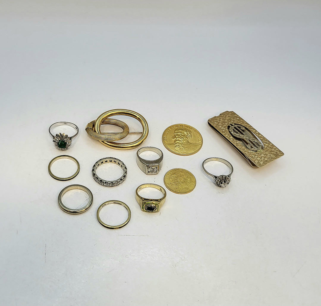 Vari oggetti oro pietre diamantini