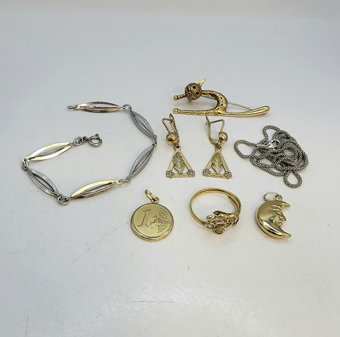 Vari oggetti oro pietre