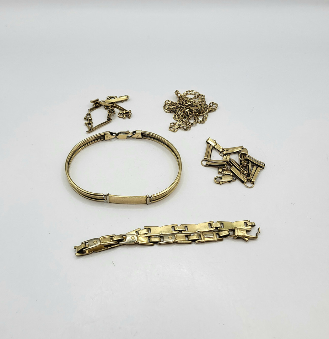 Collana e quattro bracciali oro 