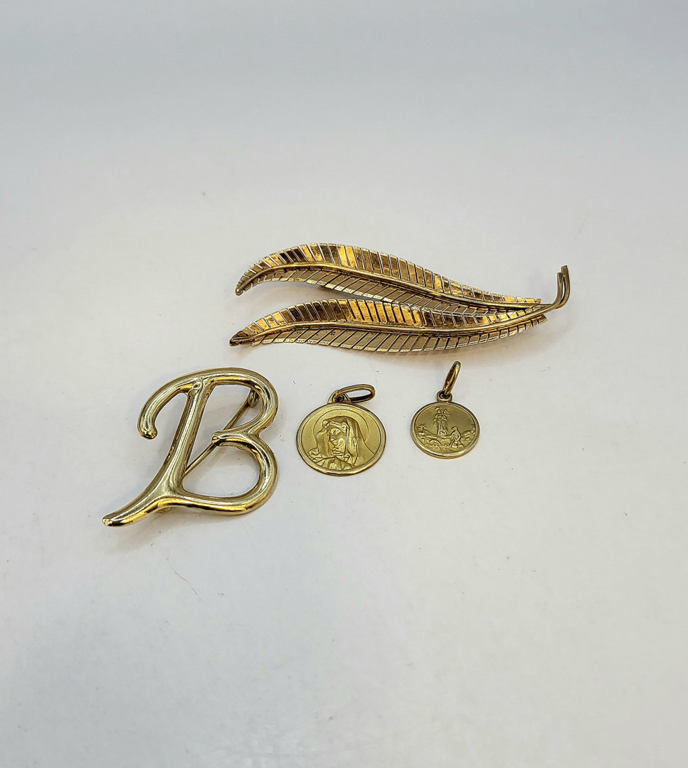 Due spille e due ciondoli oro