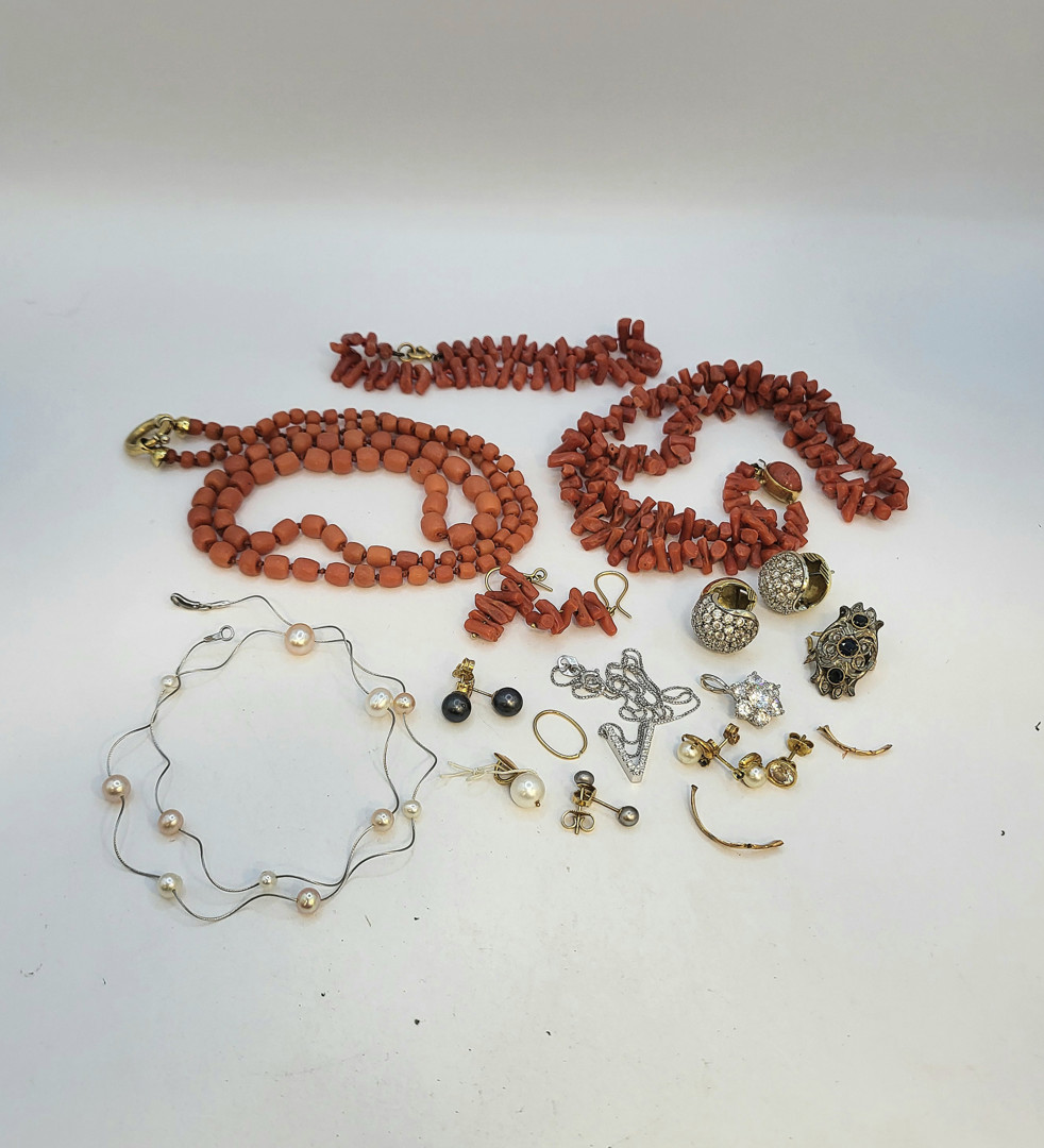 Vari oggetti oro argento pietre diamantini perle 