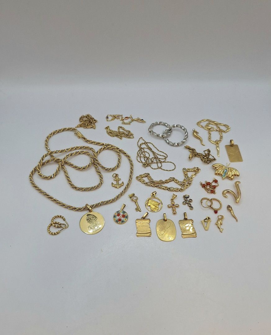 Vari oggetti oro pietre