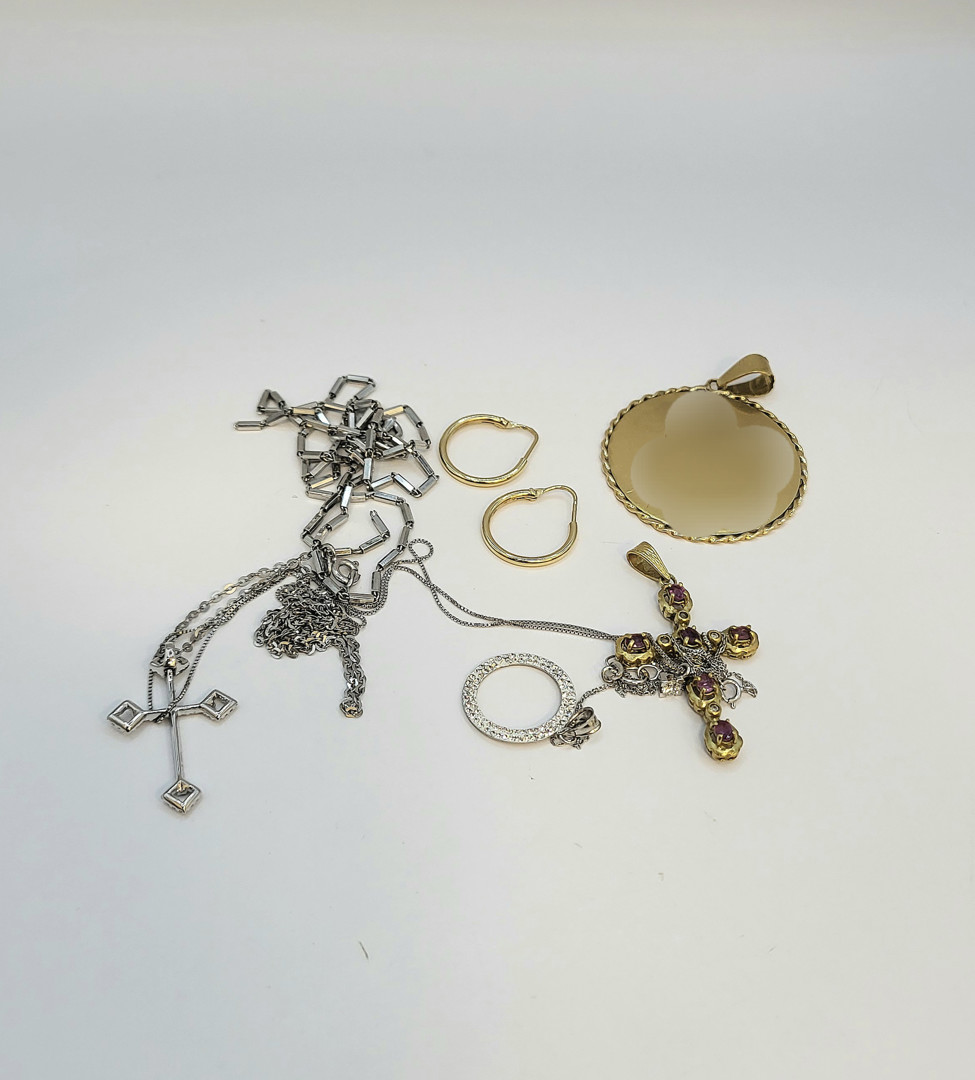 Vari oggetti oro pietre diamantino