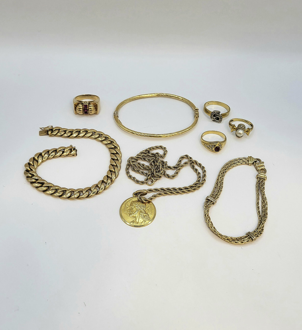 Vari oggetti in oro diamantini pietre perla 