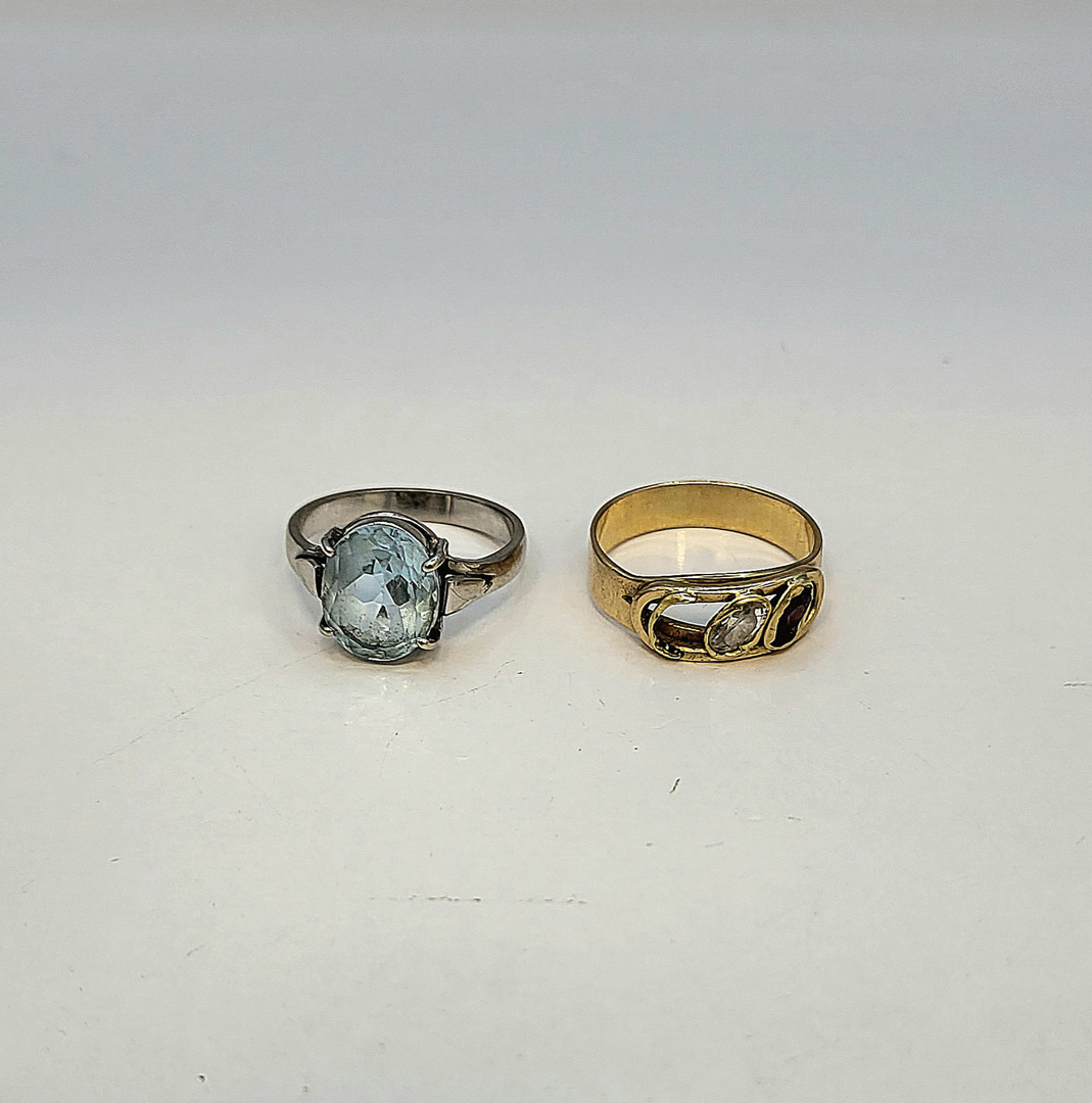 Due anelli oro pietre 