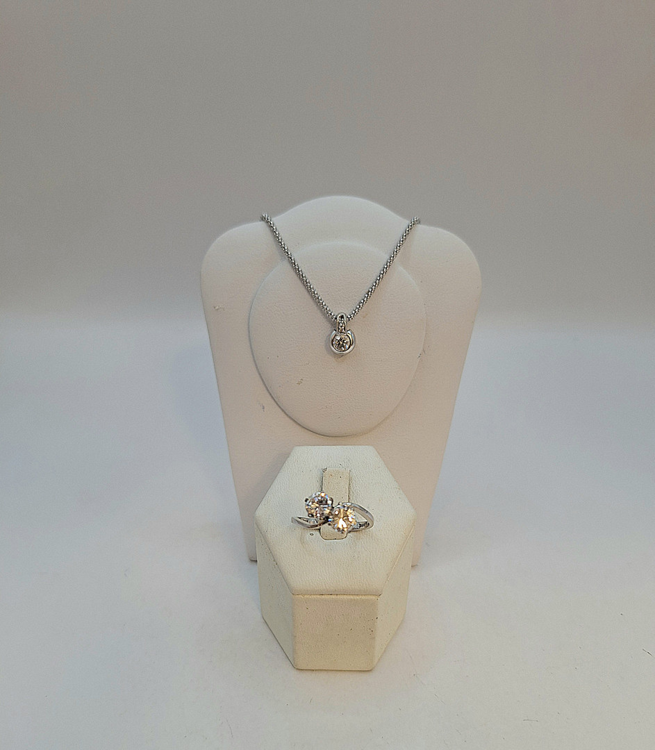 Anello collana e ciondolo oro diamanti